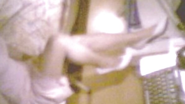 Den nørdede pige Lilly Cooper viser sine vidunderlige melloner på webcam