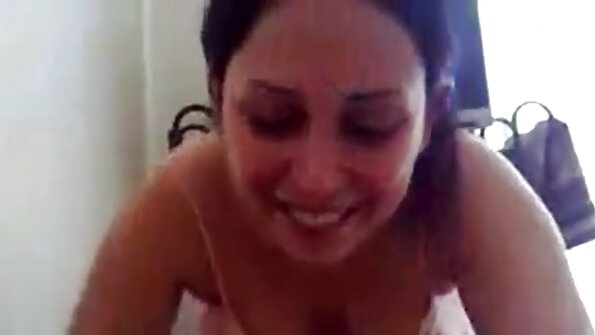 Craving Carmen's Glass Dildo og Anal Beads lynlås. I denne video kan du se hende fingere med sin fisse og røv, før hun sætter nogle analperler i sin røv og en ribbet glasdildo i sin våde fisse!
