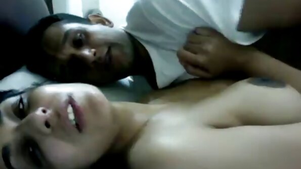 Til Valentinsdag tilbyder hun os en webcam-striptease