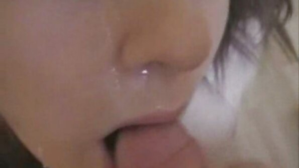 Teen Dreams: Catania tager en stor lyserød dildo